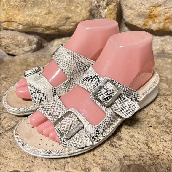 LA PLUME Jen White Snake Print Buckle Strap Slide Slip On Sandals 37 EU or 7 US - Picture 4 of 7